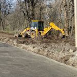 В Волновахе на Железнодорожном переулке дорожники приступили к подготовке земляного полотна для устройства тротуаров. 