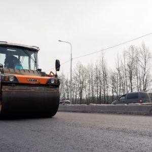 В рамках реконструкции Колпинского шоссе специалисты приступили к асфальтированию нового участка  На 1,5 километровом отрезке...