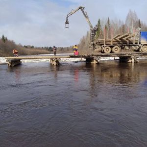 В Кировской области продолжается демонтаж низководных мостов  15 апреля силами АО "Вятавтодор" в Нагорском районе продолжаетс...