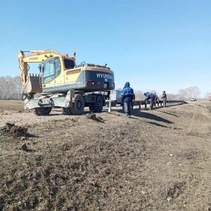 Между селами Майское и Чернаки восстанавливают дорогу после паводка. Начались восстановительные работы на автомобильной дорог...