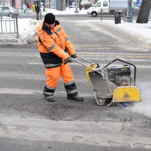 В Ленинском районе продолжается ремонт дорог  В соответствии с распоряжением главы города Вадима Кстенина, в Ленинском районе...