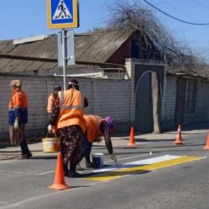 В преддверии майских праздников специалисты филиалов АО «РСУ» обновляют дорожную разметку и пешеходные переходы. С утра на ав...