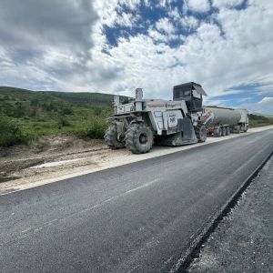 Благодаря национальному проекту «Безопасные качественные дороги» в Республике Крым ведутся ремонтные работы на участке дороги...