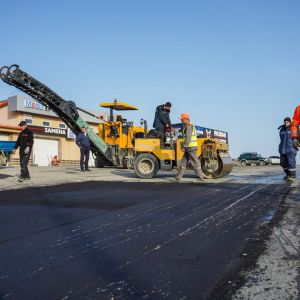 В Корсакове приступили к текущему ремонту асфальтового покрытия  Первым под восстановление попал участок по ул. Южно-Сахалинс...