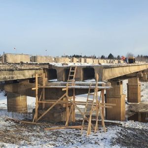 В Плесецком округе продолжается ремонт моста через реку Иксу  Мост был построен более 50 лет назад и находился в предаварийно...