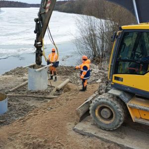 В Каргопольском округе продолжается капремонт мостового перехода через реку Кинему   Сейчас на объекте готовится свайное осно...