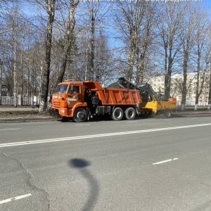 АО "Мезенское дорожное управление" выполняет комплекс работ по содержанию городских улиц в Архангельске и Северодвинске.  В д...