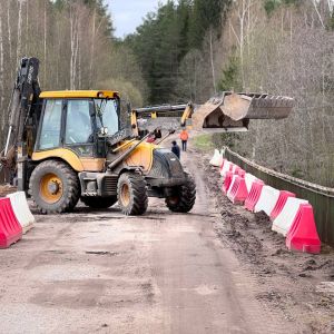 Окуловский район: пескоструйная обработка поверхностей и демонтаж верхнего слоя покрытия моста через реку Перетна на автодоро...