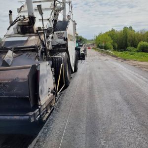 По национальному проекту «Безопасные качественные дороги» в Севском районе Брянской продолжается ремонт участков автодороги «...