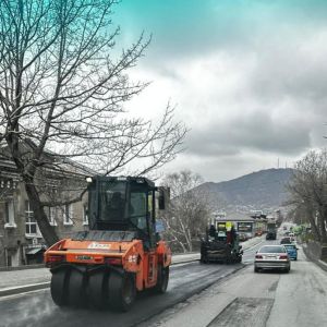 Продолжаем текущий ремонт дороги на улице Советская.   Асфальтируем участки, которые приготовили вчера. Вырезаем новые карты...