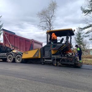 Псковавтодор выполняет устройство верхнего слоя асфальта в деревне Черняковицы Псковского района.  Дорожные работы ведутся на...