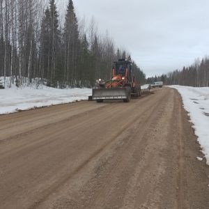 Планировка гравийного покрытия а/д Архангельск - Белогорский - Пинега - Кимжа - Мезень (км 351- км 386). Работают специалисты...