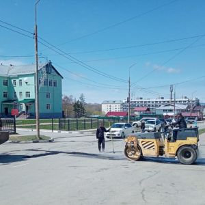 В Долинском районе продолжается ямочный ремонт авт...