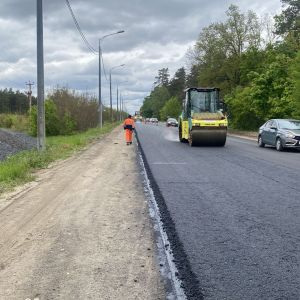 Дорожники меняют покрытие на Обходе ЛТЗ – это дорога, которая идет от микрорайона ЛТЗ мимо городской станции аэрации к Обходу...