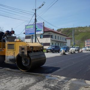 В Корсакове продолжается текущий ремонт дорожного...