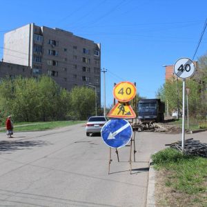 Начался ремонт на ул. Юшкова.   В районе школы рабочие убирают пешеходное ограждение. Это необходимо для последующего демонта...