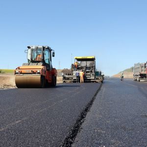 На Шихазанском спуске идет укладка асфальта. За од...