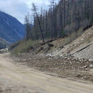 4000 м3 грунта вывезли дорожники с места схода селя в Окинском районе  22 мая полностью завершены работы по восстановлению уч...