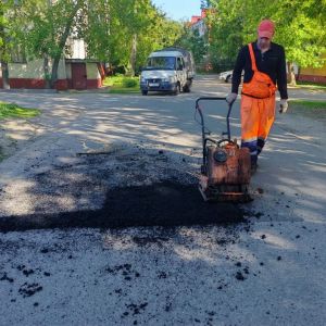 В городском округе Люберцы продолжается ямочный ремонт.   С начала года на муниципальных дорогах отремонтировали 5 488 ям общ...