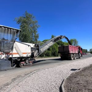 На улице Ипподромной в Пскове ведется фрезерование изношенного дорожного покрытия.  После срезки старого покрытия подрядчик у...