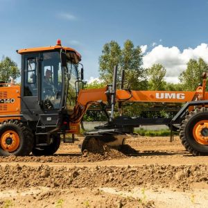 Автогрейдер UMG АГ-140 - это:

- Просторная и безопасная кабина автогрейдера соответствует требованиям FOPS, ROPS, обеспечива...