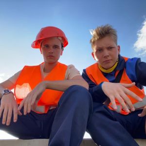 Крутые практиканты Сочинского института транспорта и сервиса строят новый участок трассы М-5 «Урал» в Подмосковье.  Федеральн...