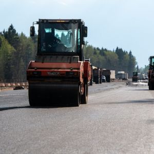  РАЗВЯЗКА М-1/А-108 В РАЙОНЕ ПОСЕЛКА ДОРОХОВО. ПРИСТУПИЛИ К УКЛАДКЕ АСФАЛЬТА  На участке строительства развязки М-1 «Беларусь...