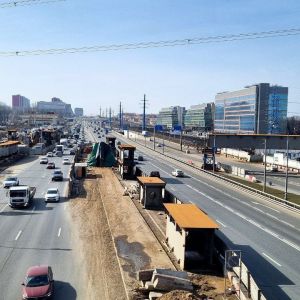 КАЛУЖСКОЕ ШОССЕ В НОВОЙ МОСКВЕ. СООРУЖАЕМАЯ ЭСТАКАДА К БУДУЩЕЙ СТАНЦИИ МЕТРО "КОРНИЛОВСКАЯ" (ТРОИЦКАЯ ЛИНИЯ) Накинут пролет э...