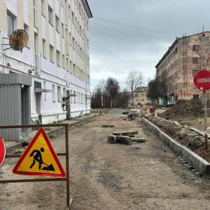 Ремонт улично-дорожной сети в Заозерске.  В переулке Гранитном подрядчик проводит подготовительные работы. Всего на данном уч...