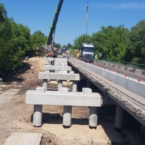 На мосту через реку Уль в Севском районе Брянской области приступили к монтажу балок пролетного строения. Капитальный ремонт...