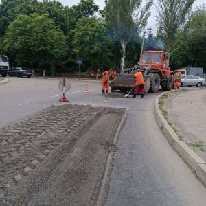 Выполняем текущий ремонт дорог по улицам Горновой, 9-го Января и Стадионной в Куйбышевском районе 