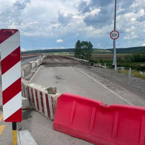 В Салаватском районе Башкортостана продолжается ремонт моста через реку Ай возле села Лаклы в рамках нацпроекта «Безопасные к...