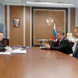 Министр строительства и ЖКХ РФ Ирек Файзуллин провёл рабочую встречу с заместителем генерального директора Ростеха Александро...