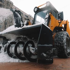 Зима настала!   В коллекции зимнего сезона наши ХИТЫ для работы по содержанию дорожного полотна на мини-погрузчиках:  Снегоуб...