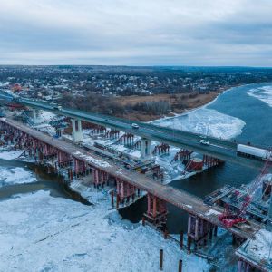 На мосту через Северский Донец началась надвижка пролетных строений.  Перед этим мостовики разобрали насыпь на подходах к соо...