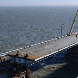 Министерство транспорта РФ (VK)  Завершена надвижка первого пролета левой автодорожной части Крымского моста  Операция по над...