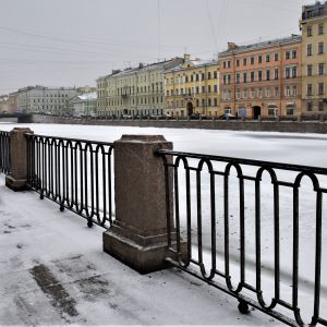 Специалисты СПб ГБУ «Мостотрест» завершили работы по восстановлению звеньев решетки набережной реки Фонтанки у дома 88. Секци...