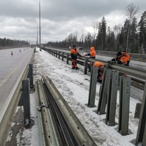 Под Санкт-Петербургом на 654 км трассы М-11 «Нева» дорожники провели плановые учения по ликвидации последствий ДТП. Дорожник...