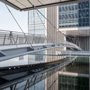 Подвесной мост соединил небоскрёбы в Шэньчжэне Продолжаем рассказывать про интересные проекты. 90-метровый подвесной мост в...