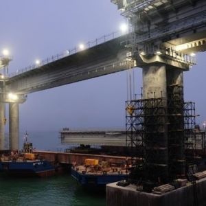 Министерство транспорта РФ (VK) На железнодорожной части Крымского моста сейчас проводятся финальные работы по монтажу второ...