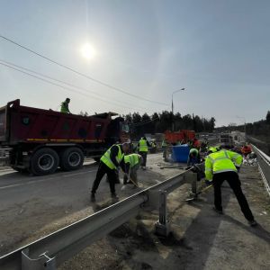 Дорожники собрали и вывезли более 500 мешков мусора на мосту через Москву-реку в Одинцовском районе Московской области.  На с...