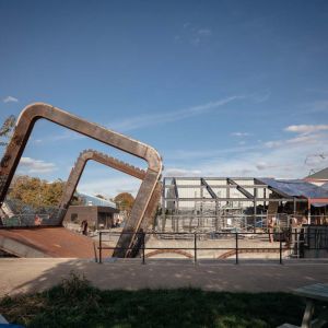 Вращающийся мост из стали и дерева  Недавно в Лондоне построен пешеходный мост Коди-Док (Cody Dock Rolling Bridge), новая гор...