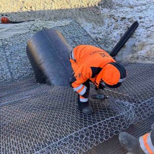 На дороге Пуровск-Коротчаево дорожники укрепляют оголовки водопропускных труб.  На этом участке в текущем дорожном сезоне на...