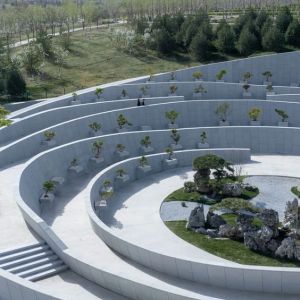 Городской амфитеатр с сиденьями-ступеньками дает нам чувство защищенности и при этом позволяет разместить большое количество...