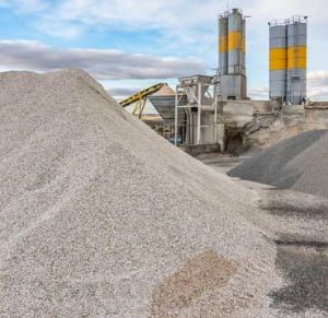 Щебень – крупный наполнитель бетонной смеси. Добавленный в раствор, он увеличивает прочность бетонной конструкции, снижая у...