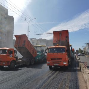 Сегодня на левой стороне улицы Гражданской стартовали работы по устройству финишного слоя асфальта. Верхний слой покрытия из...