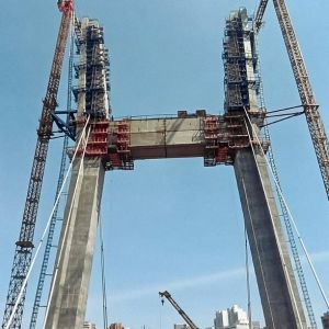 Есть 8 вант на мосту в Новосибирске. Строители устанавливают новую пару вант на пилоне мостового перехода через реку Обь. Ка...