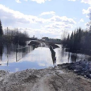 Временно закрыт проезд по мосту на автодороге "Харбалах" в Таттинском улусе Из-за повышения уровня воды на р.Амга, возникла у...