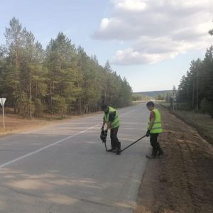 Работники ООО "Мехдорстрой" ведут дорожные работы на трассе "Нам" и "Борогон" в рамках исполнения обязательств по содержанию...