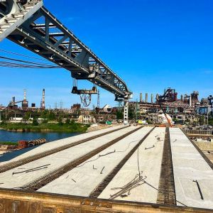 Активно работаем и над восстановлением инфраструктуры новых регионов В Мариуполе специалисты начали монтаж балок двух мостов...